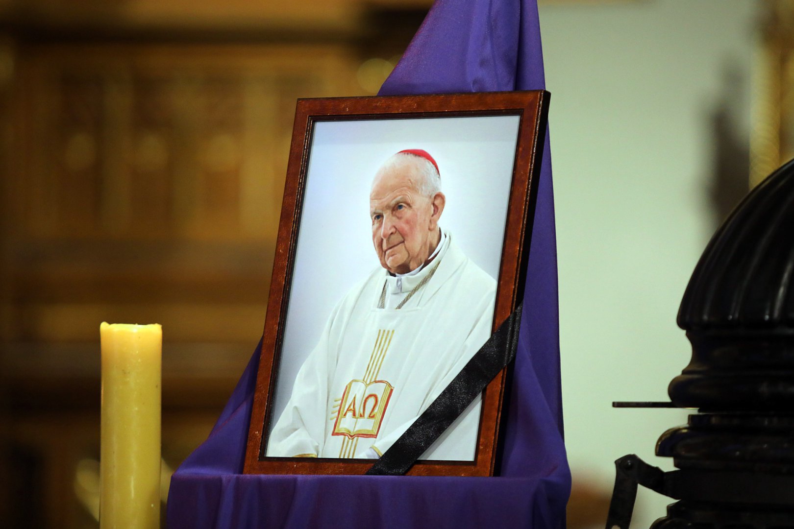 Olsztyn. Biskup Julian Wojtkowski spoczął w konkatedrze św. Jakuba. "Był wzorem" [ZDJĘCIA]