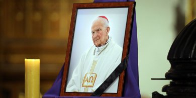 Artykuł: Olsztyn. Biskup Julian Wojtkowski spoczął w konkatedrze św. Jakuba. "Był wzorem" [ZDJĘCIA]