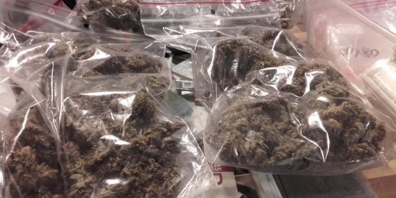 Narkotyki w mieszkaniu i zakopana skrytka. 32-letni mieszkaniec gminy Biskupiec stanie przed sądem