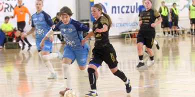 Szpilki  górą w Ząbkach. Piłkarki Stomilu gościnne dla Warszawianek