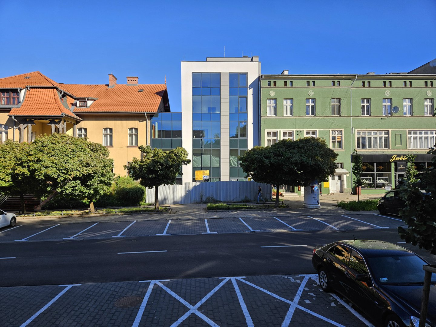 „Szklany dom” przy ul. Dąbrowszczaków na sprzedaż za prawie 11 mln zł