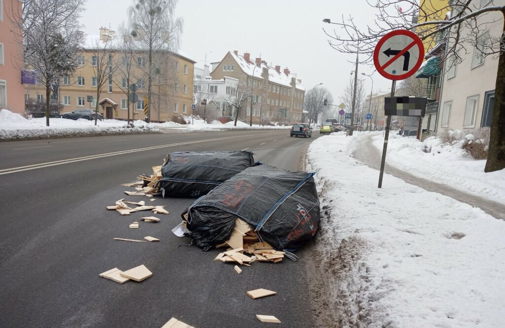 Worki z drewnem zablokowały ul. Limanowskiego w Olsztynie