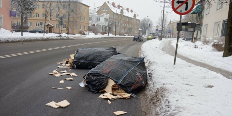 Worki z drewnem zablokowały ul. Limanowskiego w Olsztynie