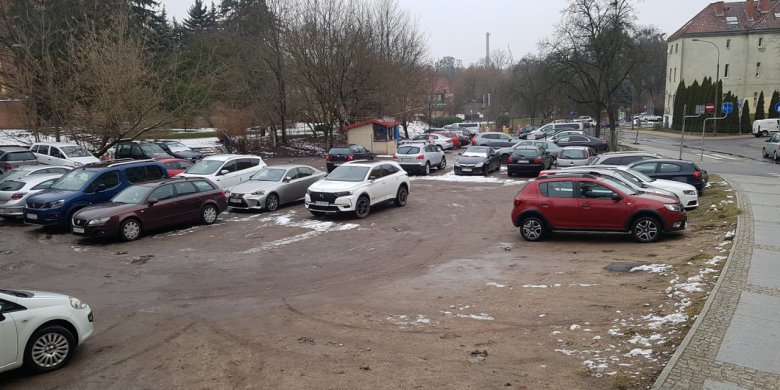 Spór o strzeżony parking w centrum Olsztyna trafił do sądu. Były dzierżawca nie ustępuje, ratusz żąda zwrotu terenu