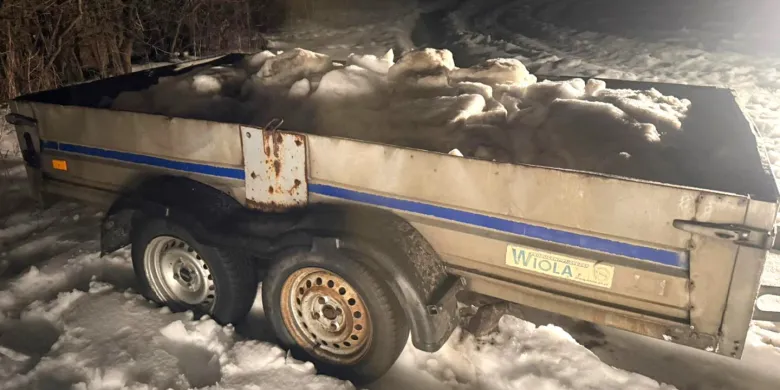 Policjanci z Dywit odzyskali skradzioną przyczepkę. Dwie osoby usłyszały zarzuty