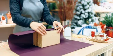 Pakowanie prezentów do wysyłki – jak połączyć estetykę i bezpieczeństwo?