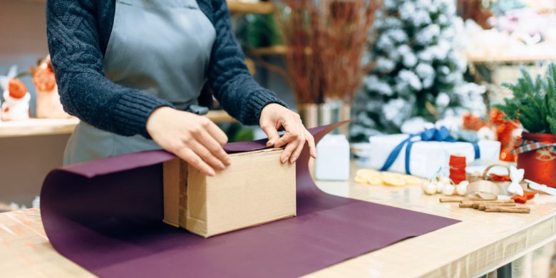 Pakowanie prezentów do wysyłki – jak połączyć estetykę i bezpieczeństwo?