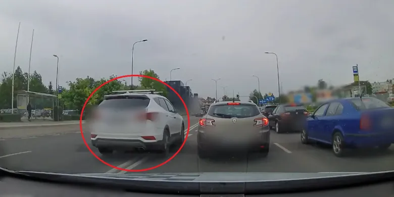 Olsztyn. Co ona zrobiła?! Pani w Hyundaiu jechała "na czołówkę" przy Cezalu [WIDEO]