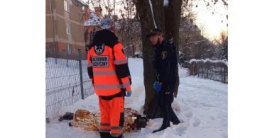 Nagłe zasłabnięcie przy ul. Kołobrzeskiej. Kobieta uderzyła głową o chodnik. Straż miejska ruszyła z pomocą