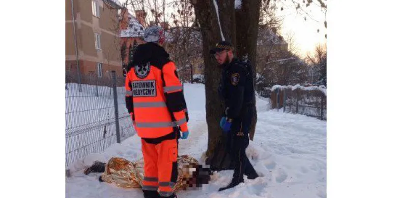 Nagłe zasłabnięcie przy ul. Kołobrzeskiej. Kobieta uderzyła głową o chodnik. Straż miejska ruszyła z pomocą