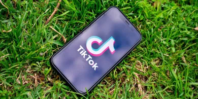 Kalafiorowe uszy i dezodorant challenge na TikToku. Czy social media powinny być od 16 lat?