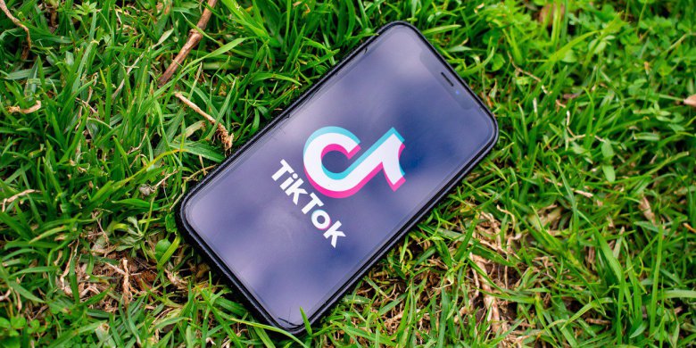 Artykuł: "Kalafiorowe uszy" i "dezodorant challenge" na TikToku. Czy social media powinny być od 16 lat?