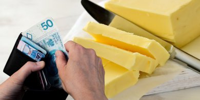 Artykuł: Koniec z dwucyfrową drożyzną? Jest szansa na to, że Polacy odpoczną od szaleńczego rajdu cen masła