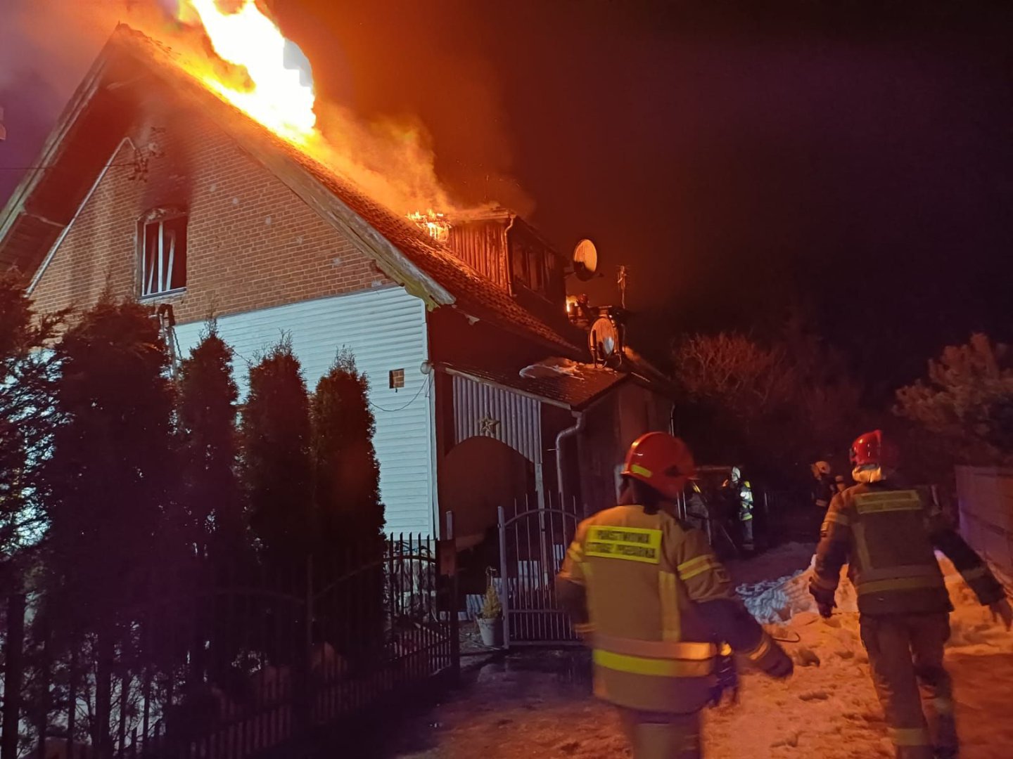 Tragiczny pożar budynku wielorodzinnego pod Piszem. Zginął 65-letni mężczyzna [ZDJĘCIA]