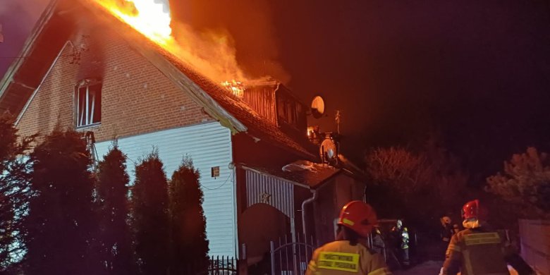 Tragiczny pożar budynku wielorodzinnego pod Piszem. Zginął 65-letni mężczyzna [ZDJĘCIA]