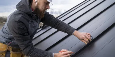 Lekki dach na altanę, wiatę i domek narzędziowy. Jak wybrać idealne rozwiązanie w 5 krokach?