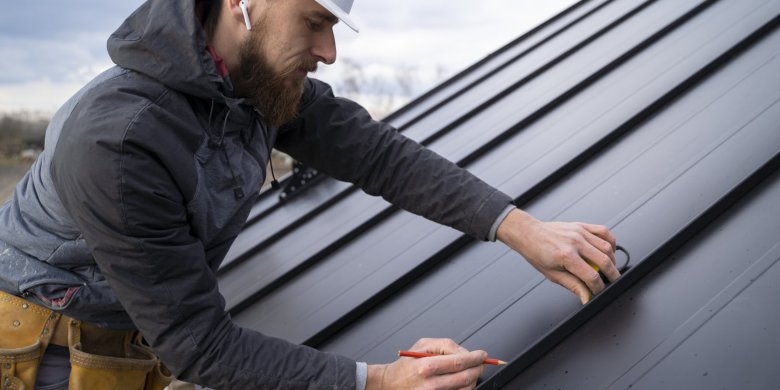 Lekki dach na altanę, wiatę i domek narzędziowy. Jak wybrać idealne rozwiązanie w 5 krokach?