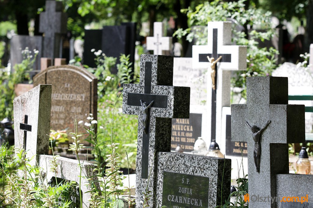 Minimalizm zamiast bogatych nagrobków. Więcej urn niż trumien na miejscowych nekropoliach