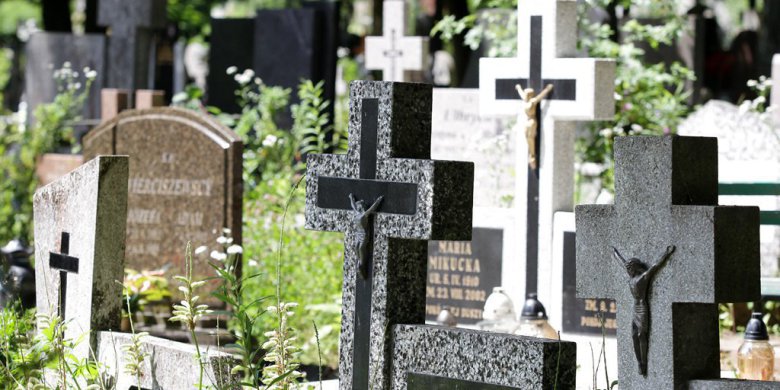 Minimalizm zamiast bogatych nagrobków. Więcej urn niż trumien na miejscowych nekropoliach