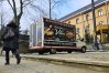 Przy budynku kościoła pojawił się food track. Docelowo w ciężarówce miałaby być dostępna kawa i herbata oraz przekąski.