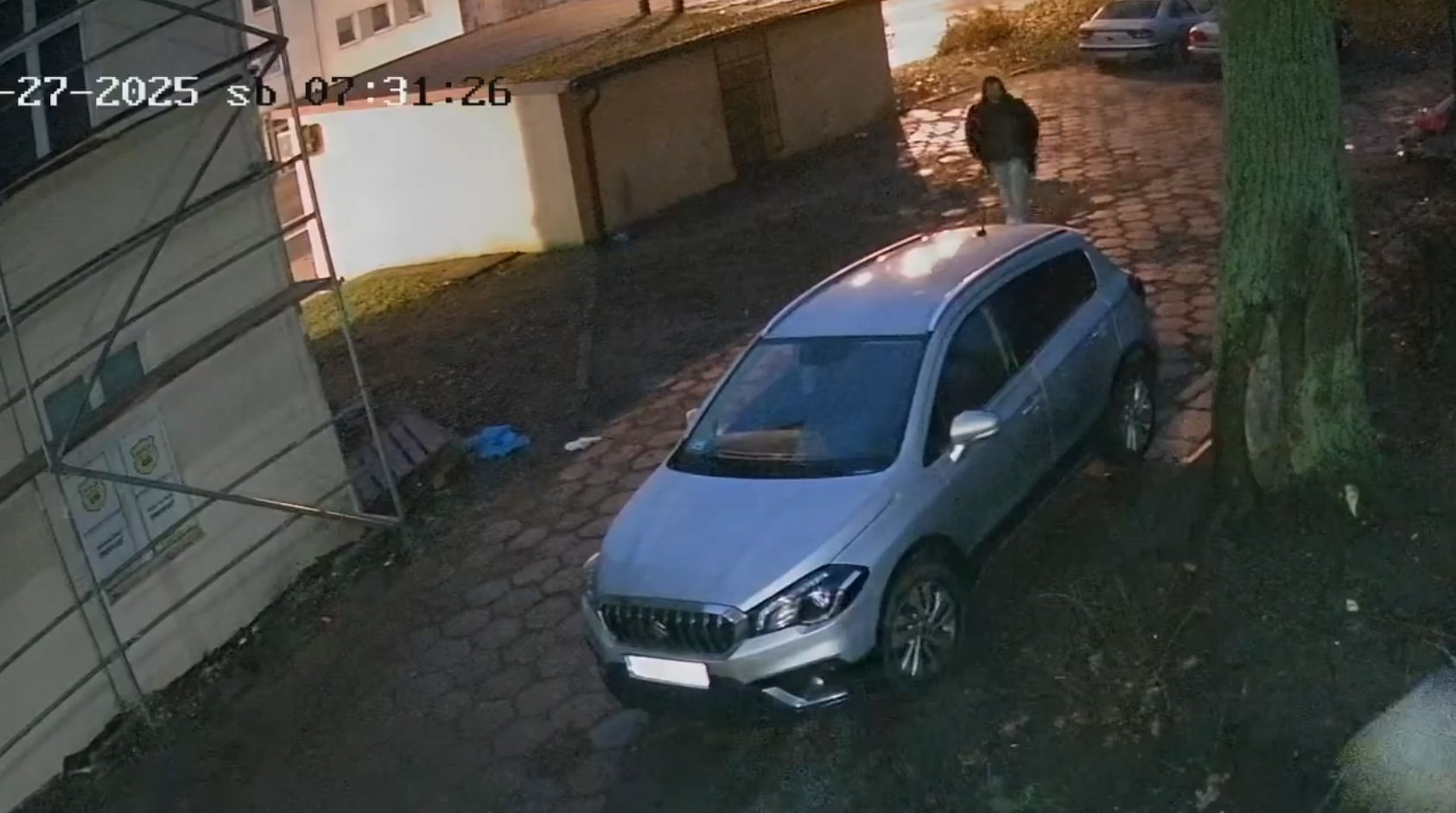 Buchnął tablicę rejestracyjną na olsztyńskim Zatorzu. Teraz szuka go żabole [WIDEO]