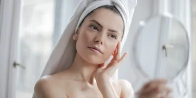 Jak głębokie linie mimiczne wpływają na postrzeganie twarzy