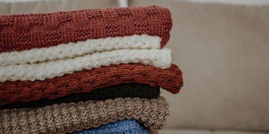 Artykuł: Swetry z szerokimi rękawami – styl, wygoda i modowy charakter