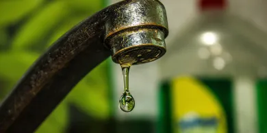 Gmina Małdyty. Podczas mrozów, mieszkańcy Budwit nosili wodę z sąsiedniego budynku