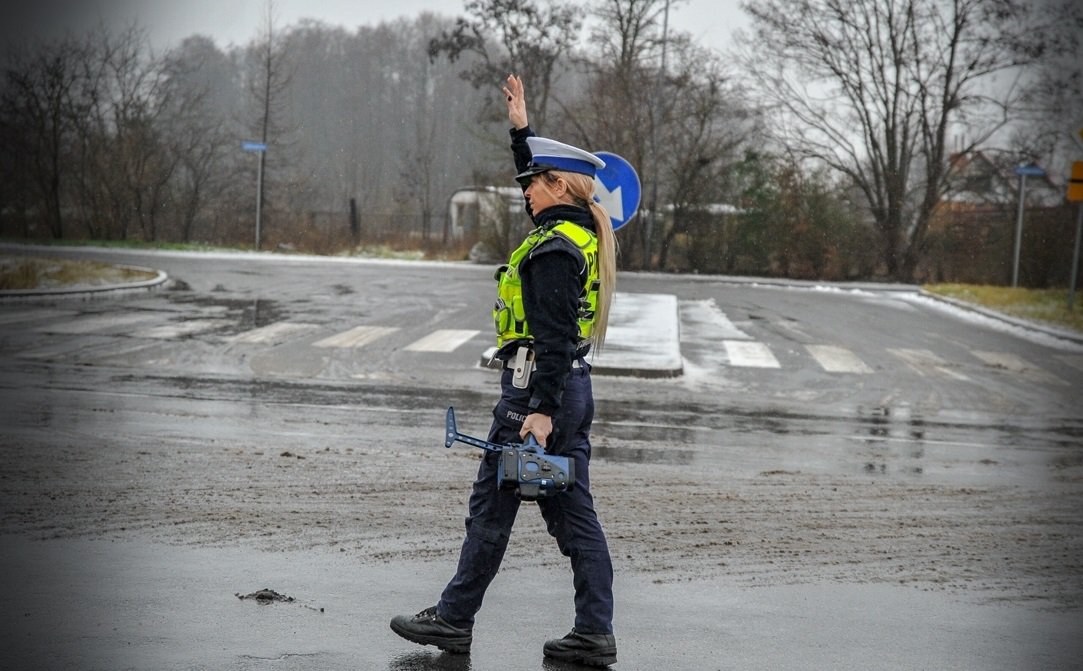 Olsztyn. Pędził do dziewczyny 106 km/h w terenie zabudowanym. Zamiast kwiatów, dowiózł kwit na 1500 zł