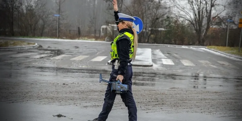 Olsztyn. Pędził do dziewczyny 106 km/h w terenie zabudowanym. Zamiast kwiatów, dowiózł kwit na 1500 zł