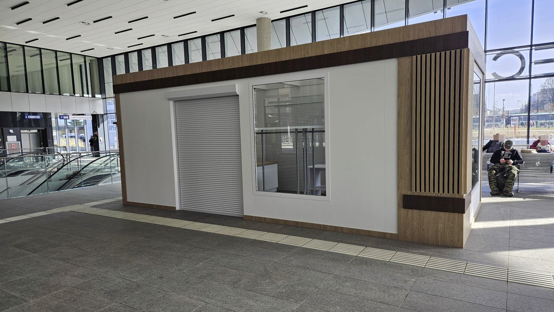 "Barak", "maszkara". Internetowa burza wokół wyspy handlowej na dworcu Olsztyn Główny