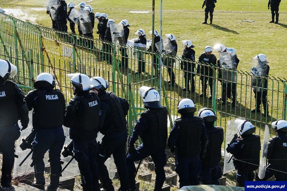 Olsztyn. Wtargnięcia na murawę i pirotechnika. Policjanci szkolili się przed piłkarską wiosną [ZDJĘCIA]