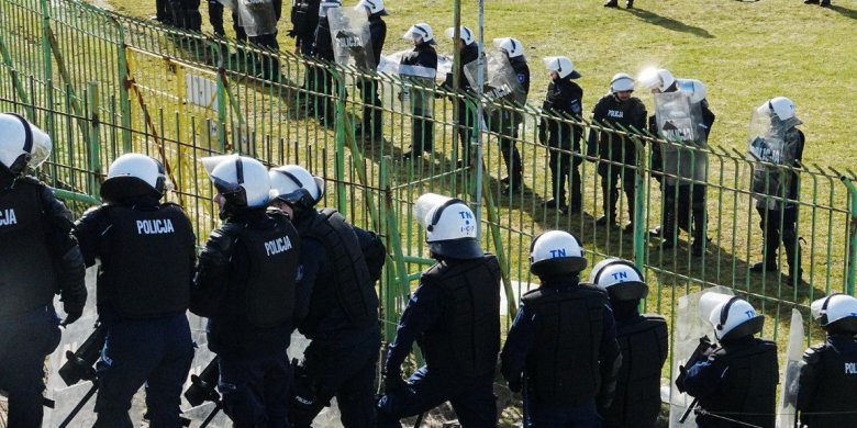 Olsztyn. Wtargnięcia na murawę i pirotechnika. Policjanci szkolili się przed piłkarską wiosną [ZDJĘCIA]