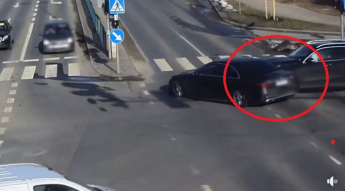 Jest nagranie z wypadku na Podgrodziu. 61-latek w mercedesie światła miał za nic! [WIDEO]