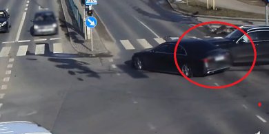 Artykuł: Jest nagranie z wypadku na Podgrodziu. 61-latek w mercedesie światła miał za nic! [WIDEO]