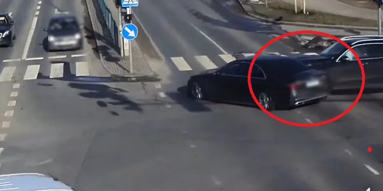 Jest nagranie z wypadku na Podgrodziu. 61-latek w mercedesie światła miał za nic! [WIDEO]
