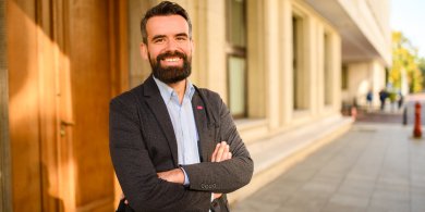 Artykuł: Bartosz Grucela (Razem): To żałosne, że nie da się dojechać koleją do Mrągowa czy Mikołajek
