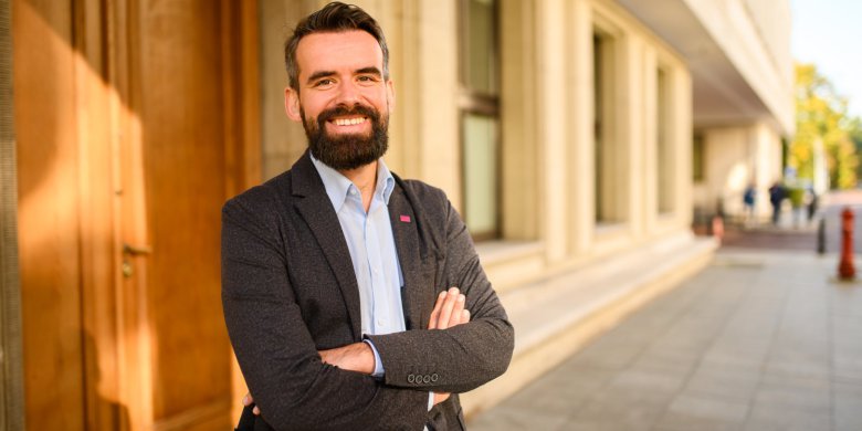 Bartosz Grucela (Razem): To żałosne, że nie da się dojechać koleją do Mrągowa czy Mikołajek