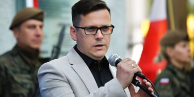 Artykuł: Paweł Warot (Prawo i Sprawiedliwość): Zbrojenia – tak (i to błyskawicznie), SAFE – nie!