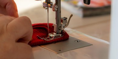 Artykuł: Maszyna do szycia overlock – jak uzyskać profesjonalne wykończenie ubrań w domu?