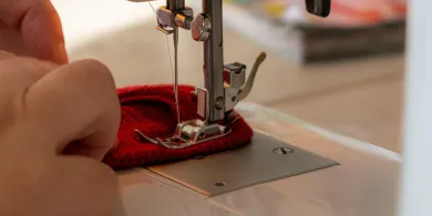 Maszyna do szycia overlock – jak uzyskać profesjonalne wykończenie ubrań w domu?