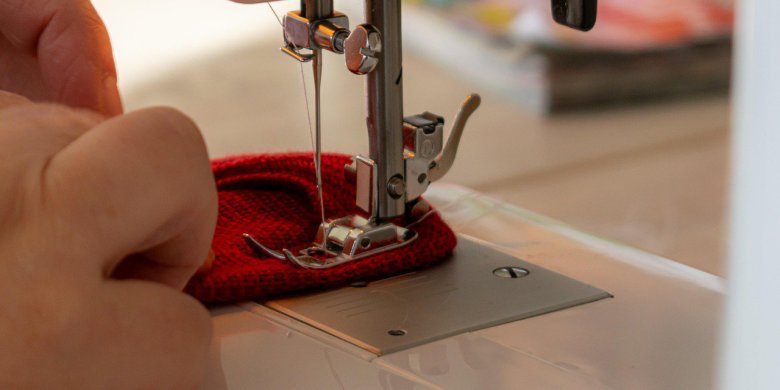 Maszyna do szycia overlock – jak uzyskać profesjonalne wykończenie ubrań w domu?