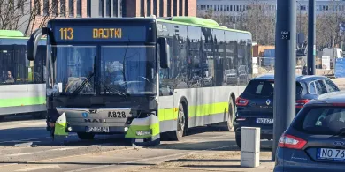 Olsztyn. Kolizja z udziałem autobusu miejskiego przy stadionie OSiR