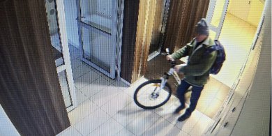 Artykuł: Olsztyn. Policja szuka pana, który szabrował na os. Grunwaldzkim
