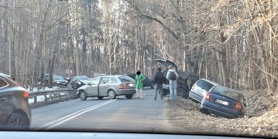 Artykuł: Kumulacja kolizji na wyjeździe z Olsztyna. Czołówka i dwa samochody w rowie