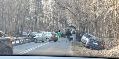 Kumulacja kolizji na wyjeździe z Olsztyna. Czołówka i dwa samochody w rowie