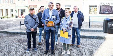 Artykuł: Szkoła wolna od smartfonów? Polska 2050 apeluje o "odmrożenie" ustawy
