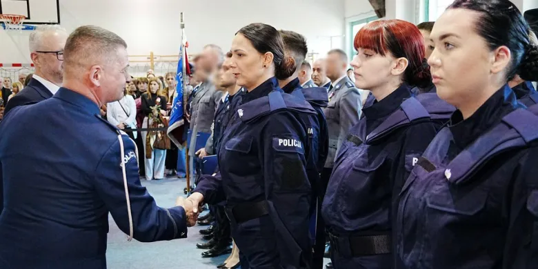 Ślubowanie policjantów w garnizonie warmińsko-mazurskim. "Robimy coś pozytywnego dla ludzi" [ZDJĘCIA]