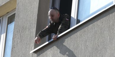 Artykuł: Mężczyzna grozi, że skoczy z 5. piętra bloku na ul. Barczewskiego. "Wywiady będą później" [ZDJĘCIA]