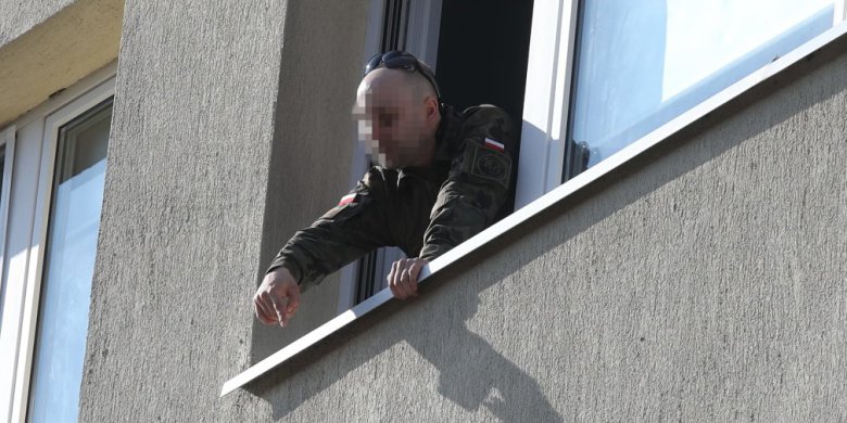 Mężczyzna grozi, że skoczy z 6. piętra bloku na ul. Barczewskiego. 